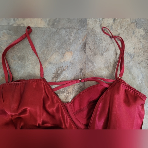 Satiny Lacy Lingerie with adjustable straps. - Picture 4 of 6